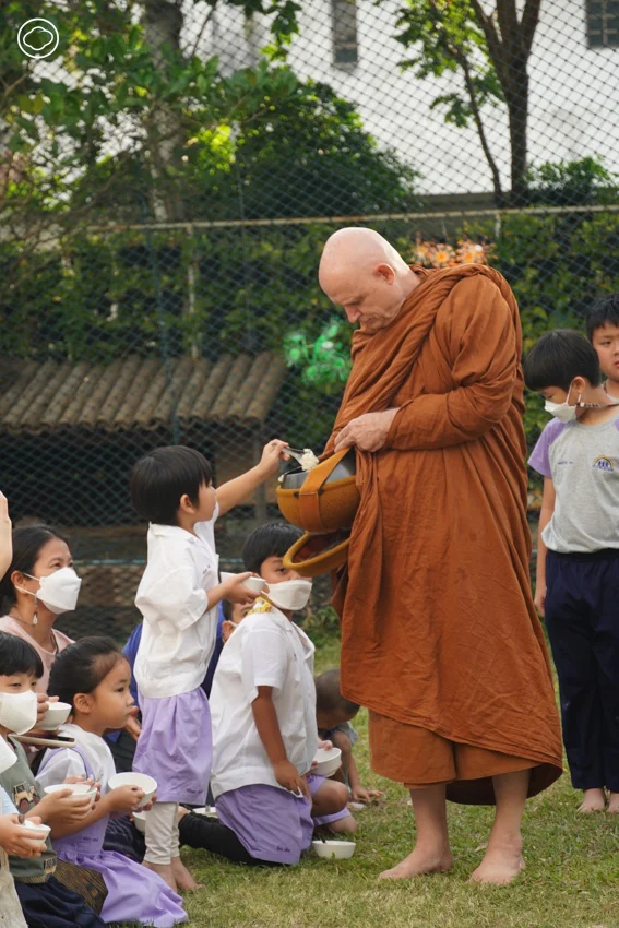 วิถีธรรมของ พระอาจารย์ชยสาโร พระฝรั่งศิษย์หลวงพ่อชา นำธรรมะสอนเด็กอนุบาล ชวนผู้ปกครองปฏิบัติธรรม ทำหน้าที่พระให้คนเห็นคุณค่าของพุทธธรรม