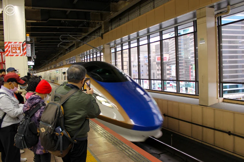 แชร์วิธีขึ้นรถไฟชานเมืองญี่ปุ่นในตู้คนน้อย และที่นั่งไหนในชินคันเซ็นนั่งสบายสุด