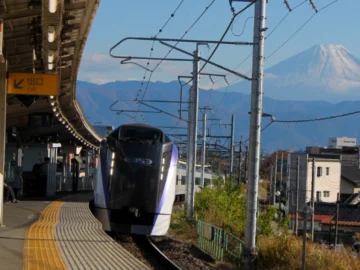 แชร์วิธีขึ้นรถไฟชานเมืองญี่ปุ่นในตู้คนน้อย และที่นั่งไหนในชินคันเซ็นนั่งสบายสุด