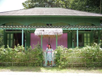 บ้านสีสดใสที่แอ้ Sretsis ทำเป็น Artist in Residence ชวนศิลปินมาพำนักในบรรยากาศสมุยย้อนยุค