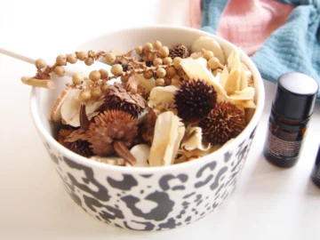 วิธีทำ Potpourri Bag ถุงเครื่องหอมจากดอกไม้ป่าแห้ง ให้บ้านอบอวลไปด้วยกลิ่นที่รัก