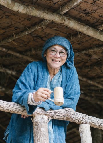 ชีวิตวัย 58 ของ Kachama หญิงสาวจากป่าแป๋ผู้ได้ยินเสียงเพลงในผ้าสู่ Textile Artist ระดับโลก