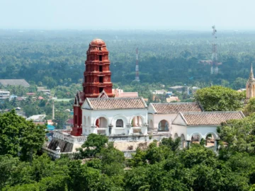 สำรวจบ้าน วัด วัง และสถาปัตย์ในจังหวัดเพชรบุรี เมืองทางผ่านที่อุดมไปด้วยศิลปวัฒนธรรม