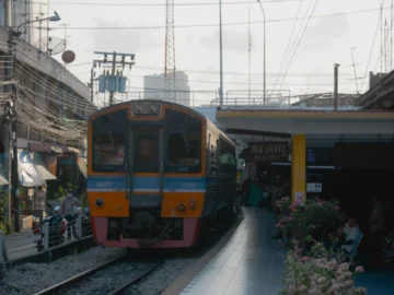 นั่งรถไฟไปตลาดพลู ทางรถไฟยุคแรกที่เชื่อมกรุงเทพฯ-มหาชัย สู่ย่านอยู่อาศัยและแหล่ง Street Food