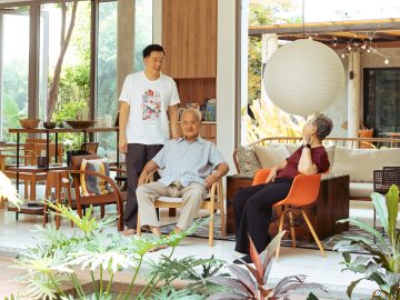 บ้านคอร์ตยาร์ดตามหลักพุทธที่เจ้าของไม่ค่อยอยู่ แต่ประสานใจครอบครัวใหญ่ไว้ด้วยกันได้
