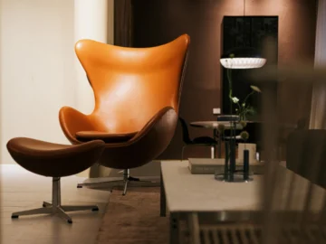 Fritz Hansen เฟอร์นิเจอร์ 152 ปีจากเดนมาร์กที่มักอยู่ตามร้านอาหาร คาเฟ่ โรงแรมเก๋ บ้านคนดัง