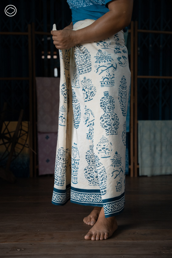 ขอ (Khor) ผ้าไหมทอมือสกลนครที่หลานสืบทอดวิชาจากยาย มาพิมพ์ผ้าด้วยข้าว ย้อมคราม และแส่วมือ