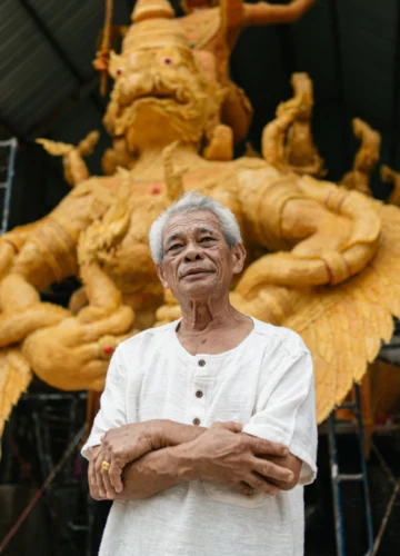 สมคิด สอนอาจ ทายาทนักแกะเทียนสู่มือหนึ่งของอุบลฯ ผู้ฝากฝีมือประดับงานแห่เทียนมา 60 ปี