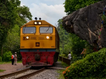 จับรถไฟไปโคราช เส้นทางรถไฟสายแรกของไทย ลอดอุโมงค์ผาเสด็จที่ยาวสุดในประเทศ