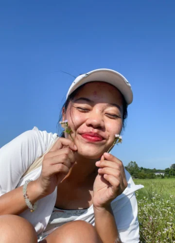 tinyflowers4159 ช่อง TikTok ของครูบรรจุใหม่ พาผู้คนผจญภัยและเยียวยาใจผ่านโลกดอกไม้จิ๋ว