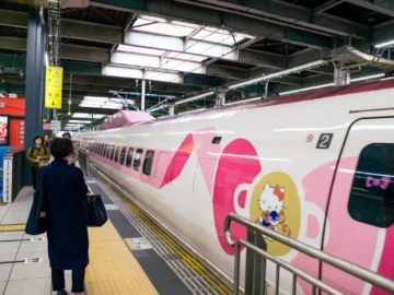 พานั่ง Hello Kitty Shinkansen รถไฟคาดริบบิ้นสีชมพูคาวาอี้ที่จะปลดระวางในปี 2027