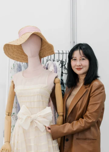 เบื้องหลังการดีไซน์ชุดตัวละครของ Verasalon ผู้สร้างแฟนชั่นยุครีเจนซีสไตล์ไทยใน ‘หนึ่งในร้อย’