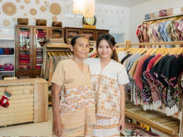 Nakeeree แบรนด์เสื้อกะเหรี่ยงสีธรรมชาติที่ฮอตฮิตมากจนเป็นชุดบ่าวสาวชาวกะเหรี่ยงยุคใหม่
