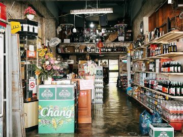 สำรวจร้านชำประจำย่าน คุยสัพเพเหระแนะนำสินค้าที่ทั้งน่าซื้อและมีเรื่องเล่าสนุก