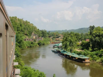 วิธีนั่งรถไฟจากหัวลำโพงไปกาญจนบุรี One Day Trip ที่จะเก็บแลนด์มาร์กเมืองกาญจน์ครบ
