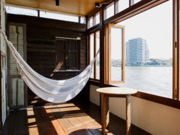บ้านมณี ที่พัก-คาเฟ่ในบ้านไม้ 118 ปีริมเจ้าพระยารีโนเวตโดยหลานและอยากเป็นที่รักของชุมชน