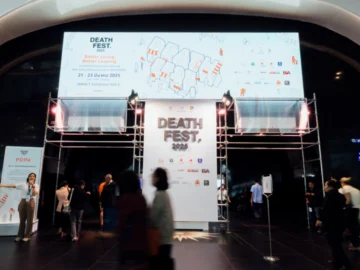 11 สิ่งห้ามพลาดใน Death Fest 2025 ลองนอนโลง ถ่ายรูปสุดท้าย ให้ AI บันทึกภาพคู่กับผู้จากไป