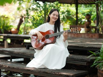 พาฝัน สิงห์สุวรรณ ผู้ส่งสารพาผู้คนกลับสู่ปัจจุบันขณะด้วยเสียงดนตรีและการภาวนา