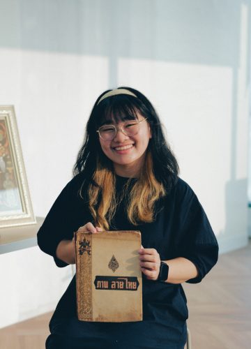 Kanya Kim หรือ ปาล์ม-กัญญาภัค เลาหศรีสกุล ศิลปินรุ่นใหม่สายพหุวัฒนธรรมที่กลับมามีไฟวาดรูปอีกครั้งเพราะความฝันของตา