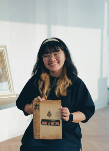 Kanya Kim หรือ ปาล์ม-กัญญาภัค เลาหศรีสกุล ศิลปินรุ่นใหม่สายพหุวัฒนธรรมที่กลับมามีไฟวาดรูปอีกครั้งเพราะความฝันของตา