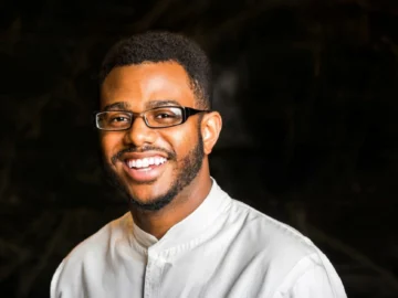 Kwame Onwuachi เชฟผิวดำผู้ชนะใจคนงานบนเรือกวาดน้ำมันด้วยสตูกุ้งตำรับของแม่