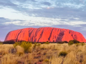Uluru ก้อนหินยักษ์ที่ตั้งโดดเดี่ยวกลางทะเลทราย พื้นที่ศักดิ์สิทธิ์ที่ถูกมนุษย์ทำลาย