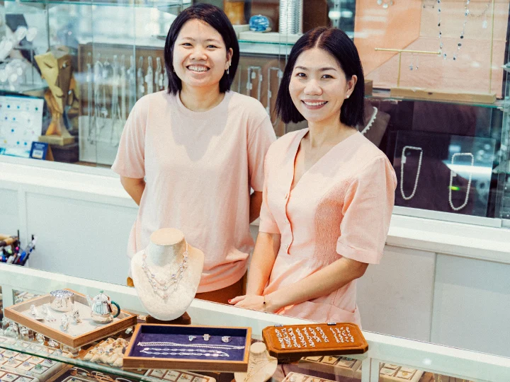 Lin Oriental ทายาทนักซ่อมจิวเวลรีผู้เคยถูกพ่อไล่ออก แต่กลับมากู้ร้านจนต่างชาติติดใจ