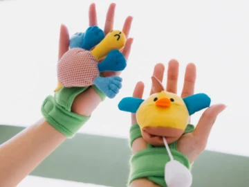 Happy Gloves x UNIQLO ถุงมือเพื่อเด็กพิการทางสมองโดยเด็กป.5 และ ใช้ผ้ารีไซเคิลจาก UNIQLO