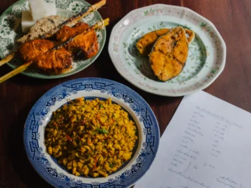 ไก่ฆอและสีขาวกับคั่วกลิ้งปลา เมนูในความทรงจำวัยเด็ก มิตรภาพหลังบ้านชายแดนพุทธ-มุสลิม
