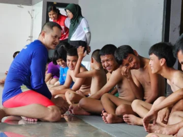 ครูพายุ-ณัฐศักดิ์ ท้าวอุดม ครูสอนว่ายน้ำเด็กพิเศษ ออทิสติก ตาบอด และหูหนวกในเชียงใหม่ที่อยากให้เด็กทุกคนเอาตัวรอดในน้ำได้