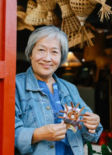 ป้าแต๋น อดีตนักวิจัยสู่แม่ครูต๋าแหลววัย 71 ผู้เรียนรู้ รักษา ต่อยอดเครื่องรางมงคลล้านนา