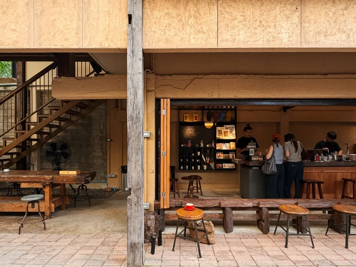 North Gate Spirit คาเฟ่และบาร์กลางเชียงใหม่ ที่เหมือนขึ้นไปหมู่บ้านบนดอยสูง