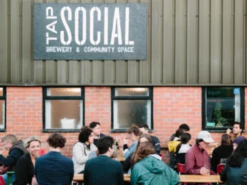 Tap Social จ้างงาน ‘ผู้ต้องขัง’ ทำคราฟต์เบียร์อังกฤษกว่าแสนชั่วโมงตลอด 9 ปี จนได้รางวัล