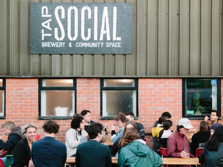 Tap Social จ้างงาน ‘ผู้ต้องขัง’ ทำคราฟต์เบียร์อังกฤษกว่าแสนชั่วโมงตลอด 9 ปี จนได้รางวัล